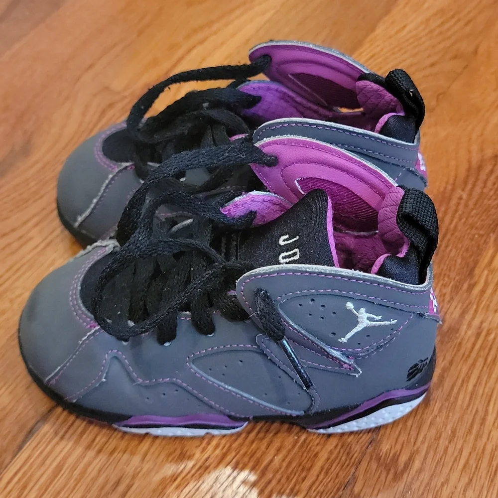 Kids Jordan sneakers - Picture 2 of 7